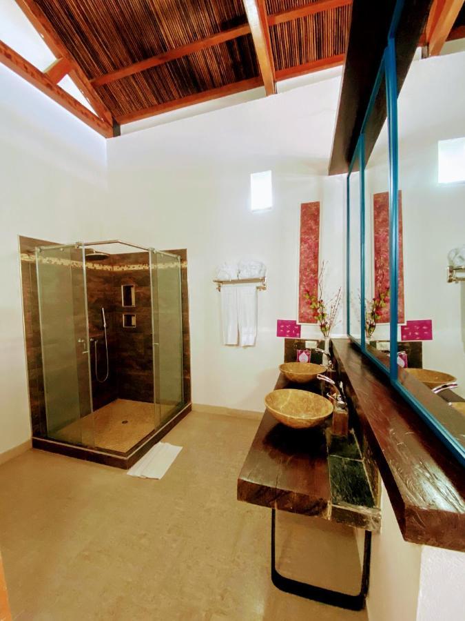 Casa De Leda, A Kali Hotel 산타마르타 외부 사진 A bathroom with a shower enclosure