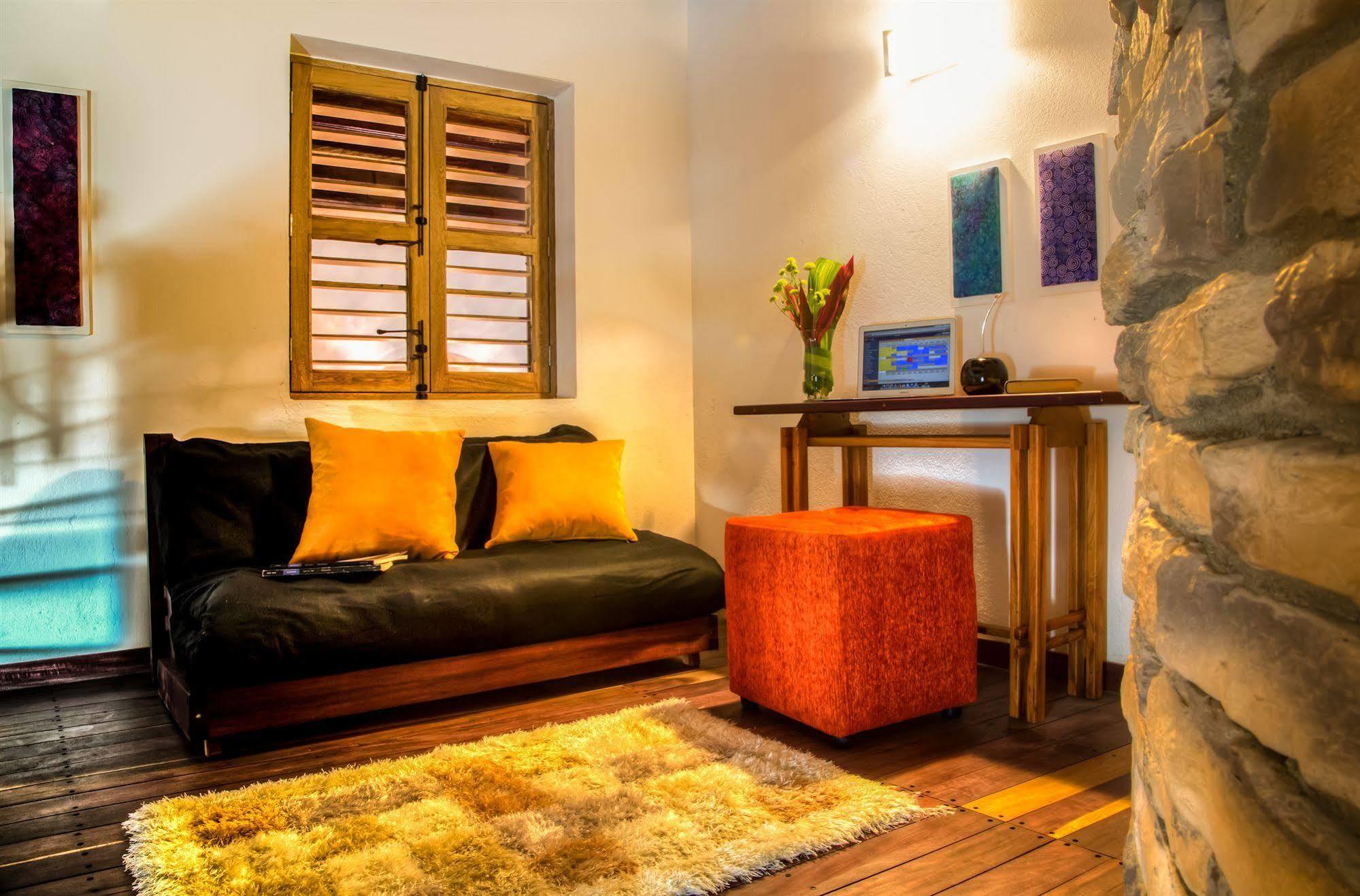 Casa De Leda, A Kali Hotel 산타마르타 외부 사진 A living room in a house