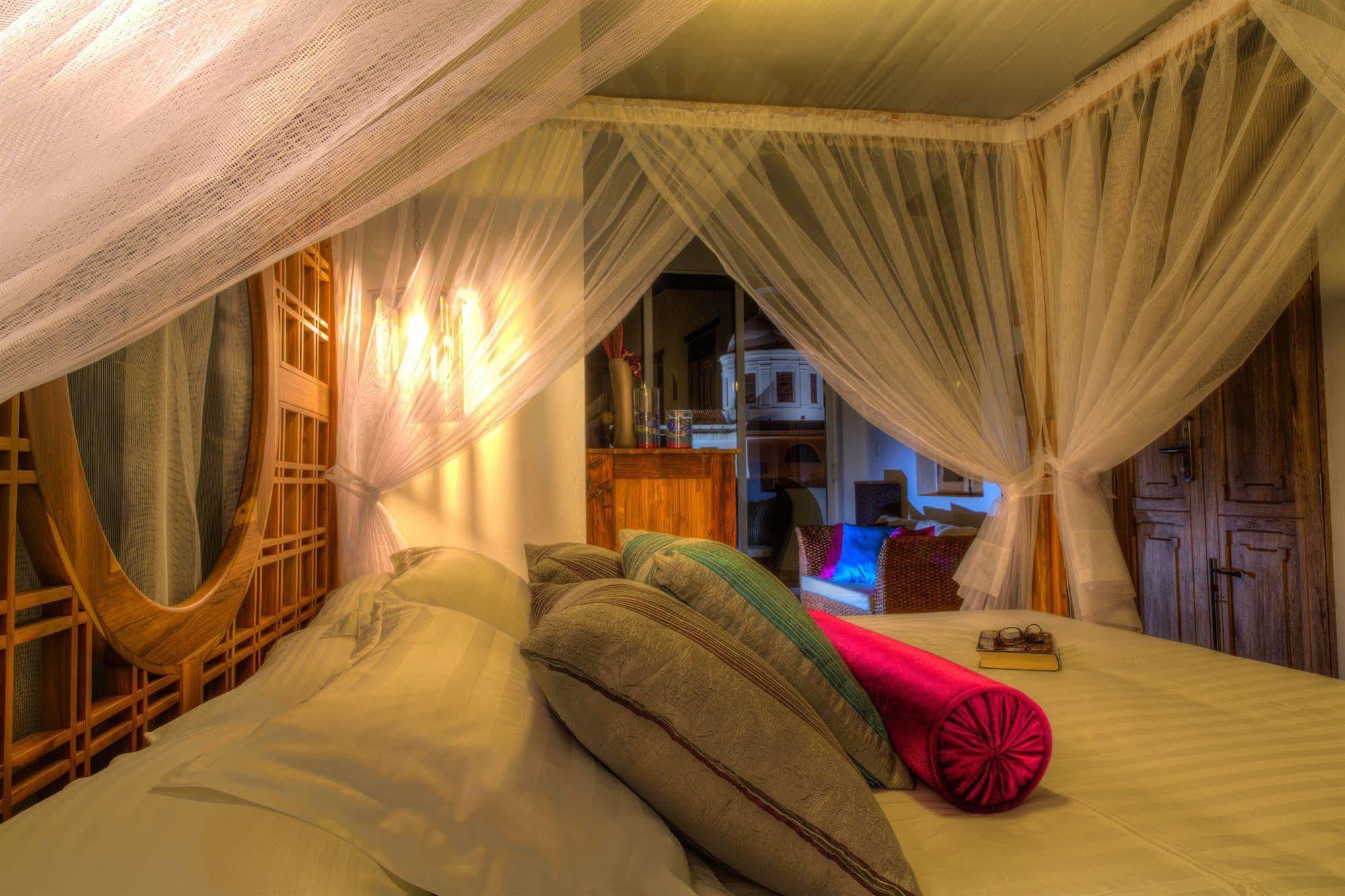Casa De Leda, A Kali Hotel 산타마르타 외부 사진 A mosquito net over a bed